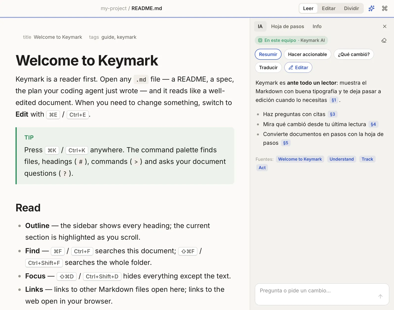 El panel de IA de Keymark junto a un documento, con un resumen cuyos puntos citan las secciones de donde salen.